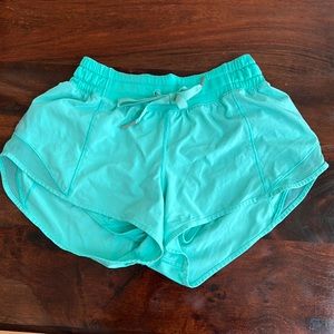 Lululemon 2.5 inch hotty hot short